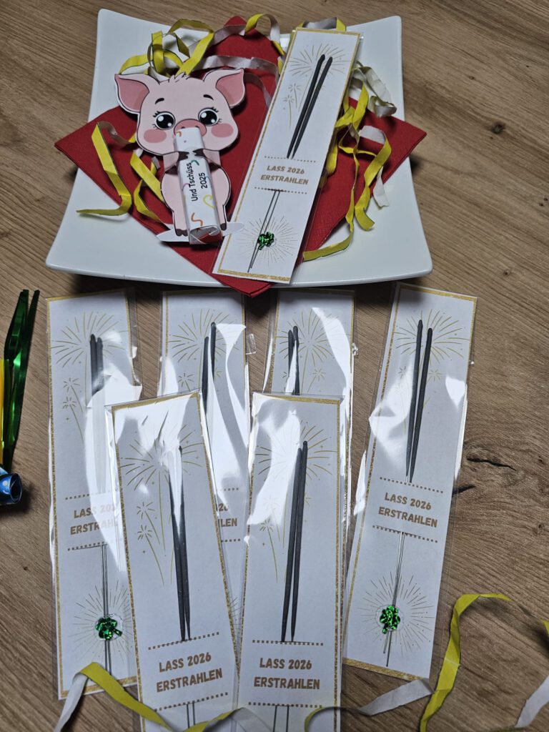 DIY Wunderkerzenhalter Silvester
Silvester Tischdeko selber machen
Silvester Geschenkidee
Wunderkerzen Halter ausdrucken
Mini-Glücksschwein Silvester
schnelle Silvester Deko
Silvester DIY PDF Vorlage
2026 Silvester Ideen