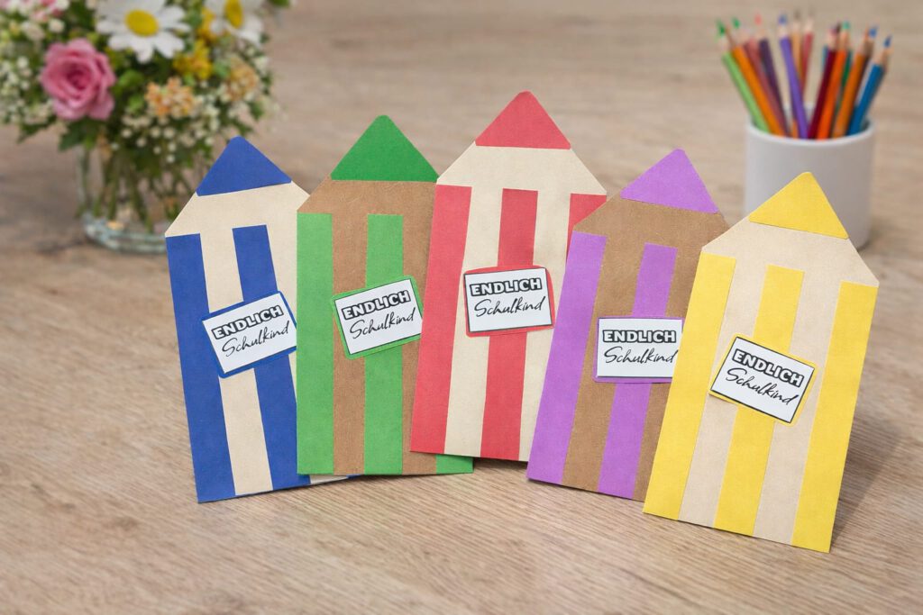 Du suchst eine kreative und persönliche Einladung zur Einschulung? Diese selbstgemachte Einladung im Stift-Design ist perfekt für den Schulstart! Schnell gebastelt, individuell anpassbar und ein echter Hingucker für kleine Schulanfänger. Ob für Jungen oder Mädchen – Farben lassen sich ganz einfach variieren. Ideal für die Einschulungsfeier, Schulanfangsparty oder als besondere Überraschung für Familie und Freunde. ✔️ einfache Bastelidee ✔️ mit wenig Material umsetzbar ✔️ perfekt für die Einschulung ✔️ individuell gestaltbar Speichere dir die Idee direkt für später und starte entspannt in die Einschulungsvorbereitungen 💛