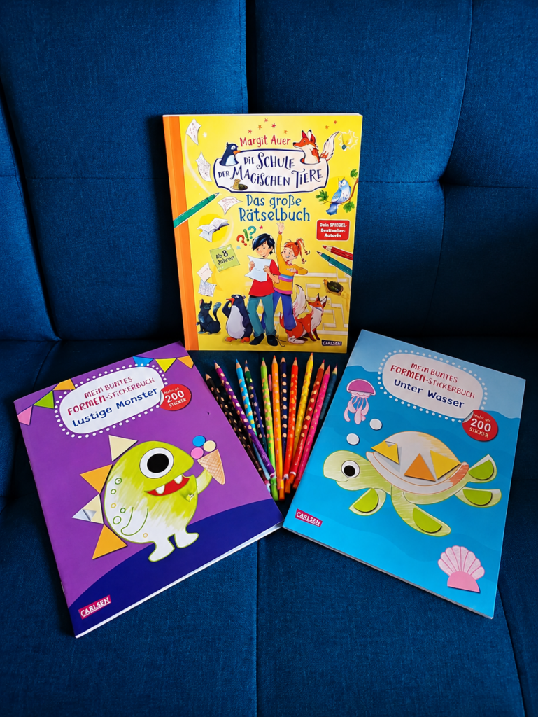 Drei Kinderbücher von Carlsen für die Reise: Mein buntes Formen Stickerbuch Unter Wasser, Mein buntes Formen Stickerbuch Lustige Monster und Die Schule der magischen Tiere – Das große Rätselbuch als Beschäftigung für den Urlaub.
